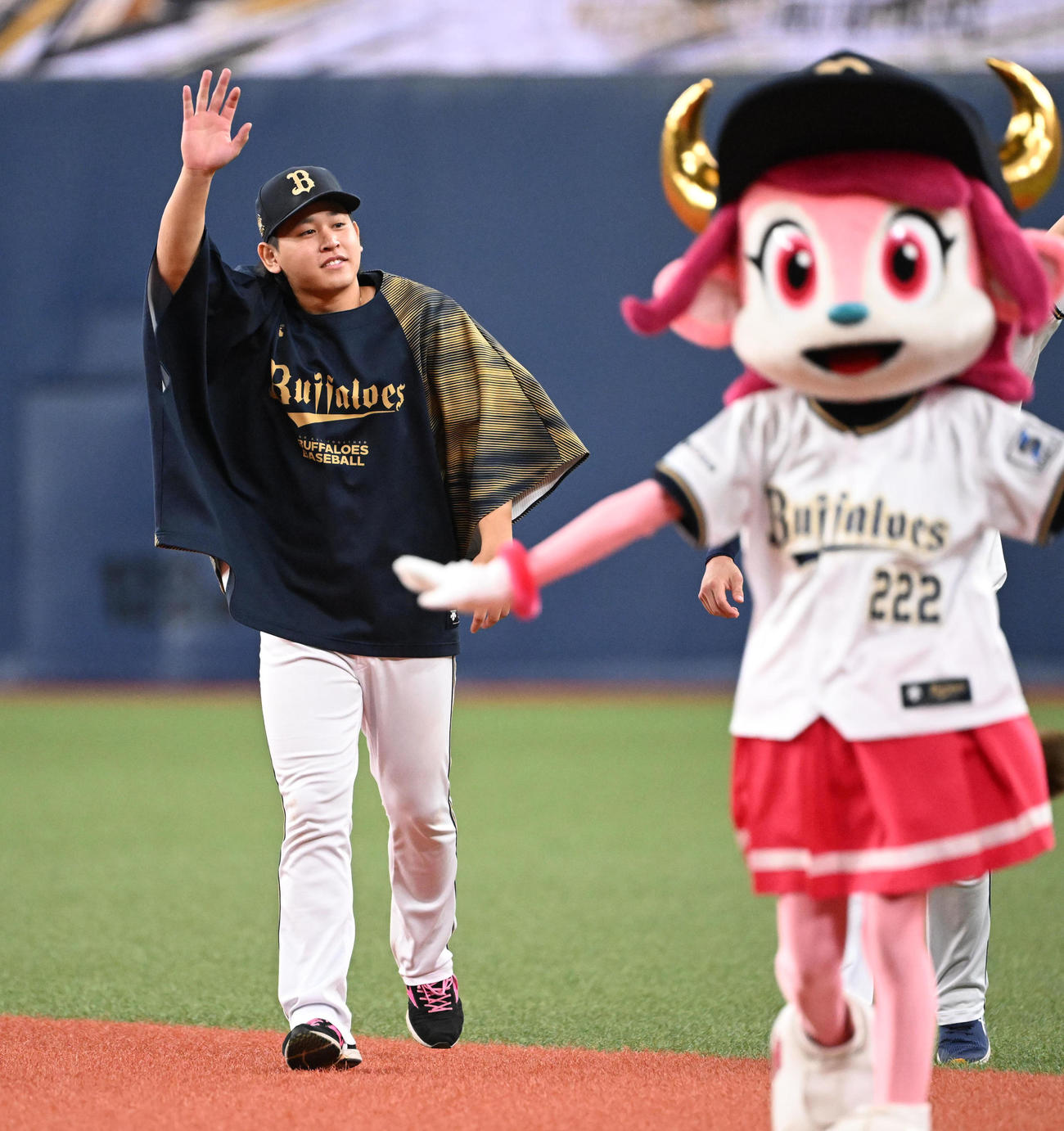 オリックス対阪神　ヒーローインタビュー後、ファンに手を振って声援に応えるオリックス宮城（撮影・和賀正仁）