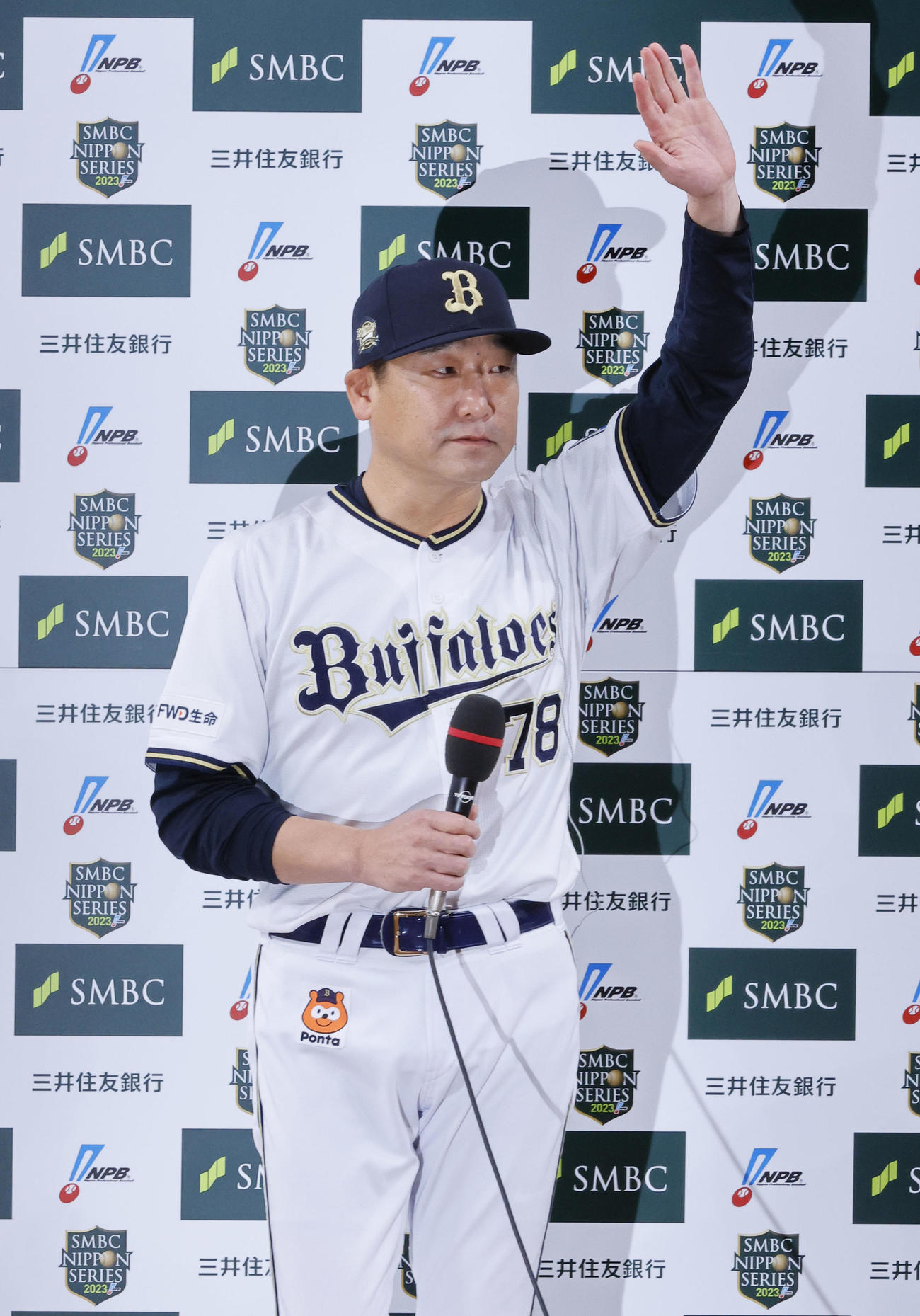 オリックス対阪神　勝利監督インタビューでファンに手を振るオリックス中嶋監督（撮影・藤尾明華）