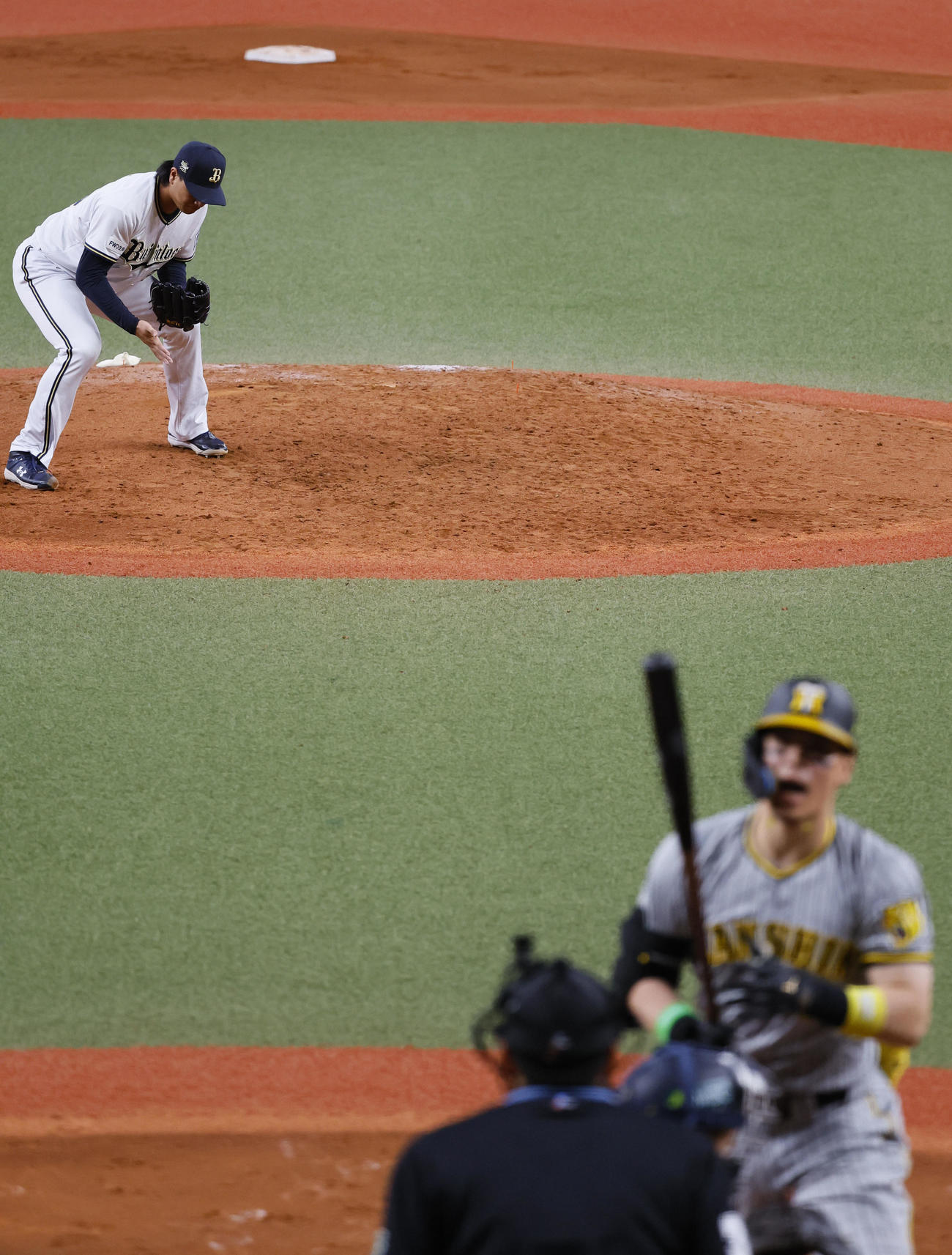 オリックス対阪神　7回表阪神無死、佐藤輝を三振に仕留め、グラブをたたくオリックス宇田川（撮影・藤尾明華）