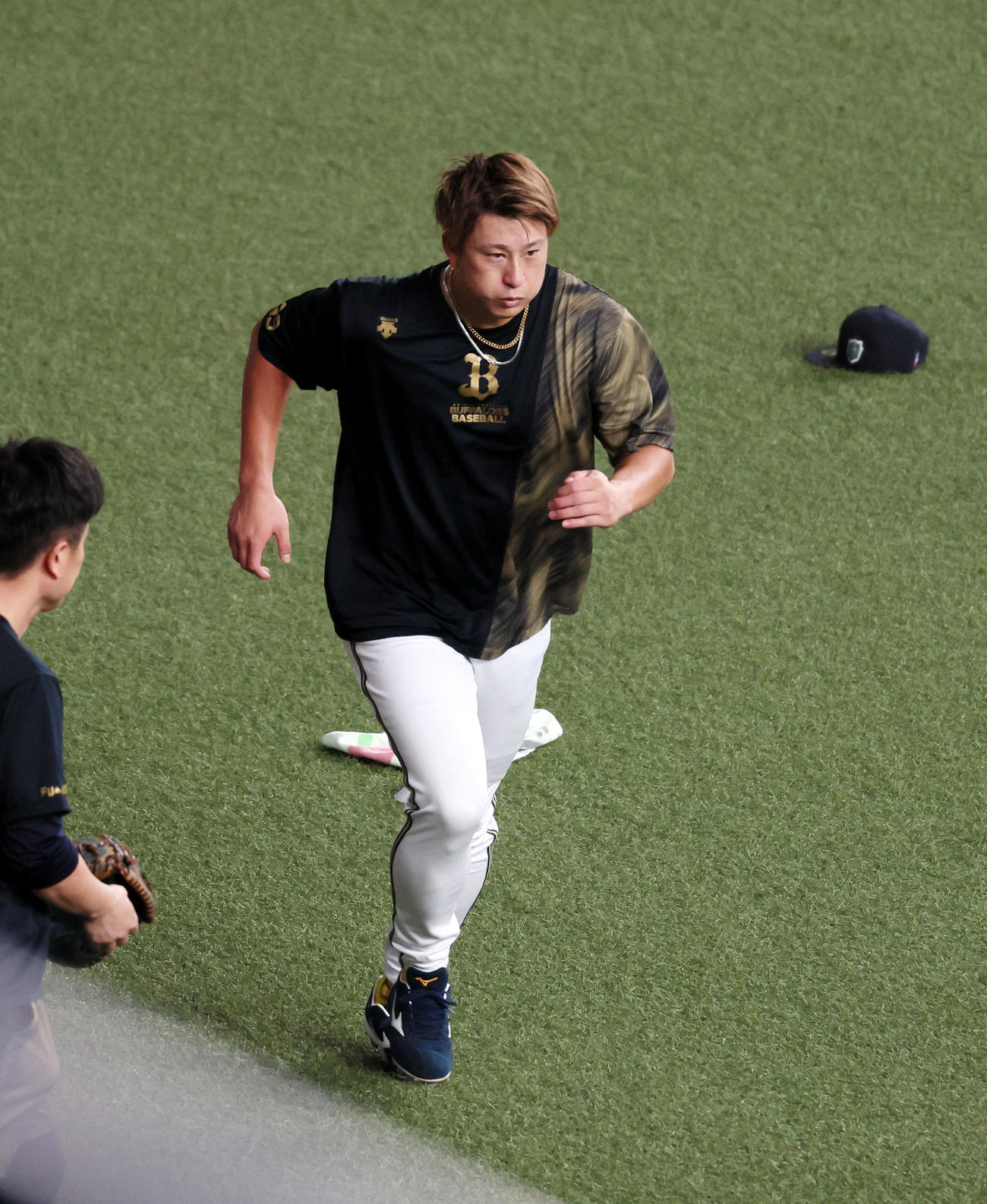 オリックス対阪神　外野でランニングする杉本（撮影・加藤哉）
