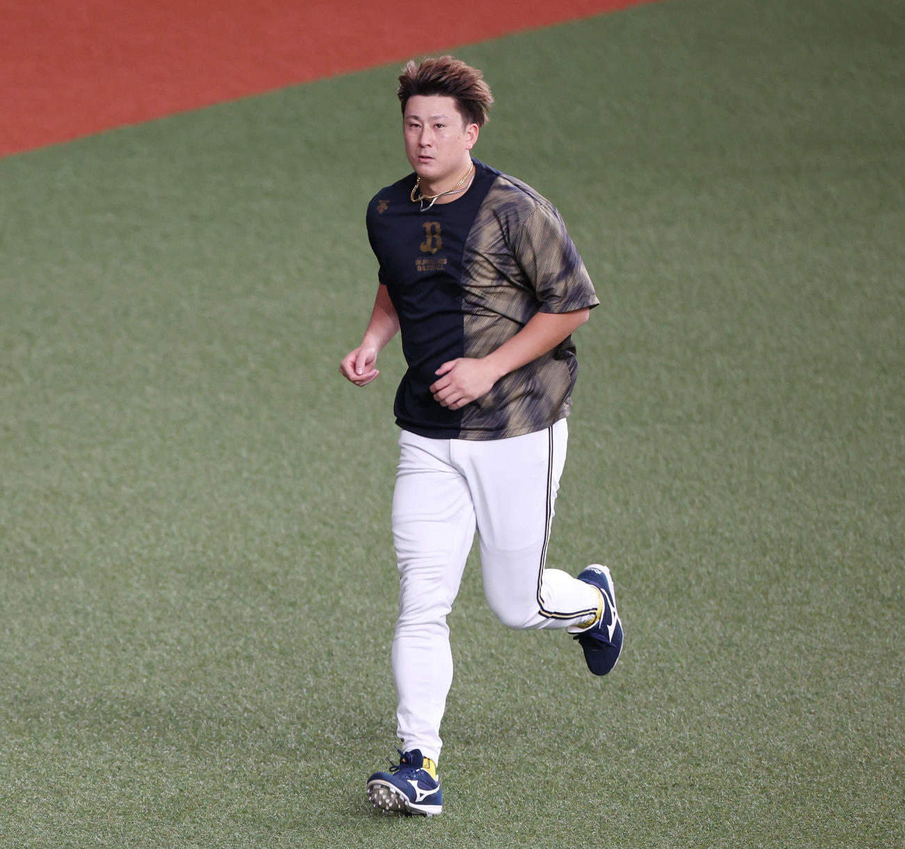 オリックス対阪神　試合前、ジョギングするオリックス杉本（撮影・宮地輝）