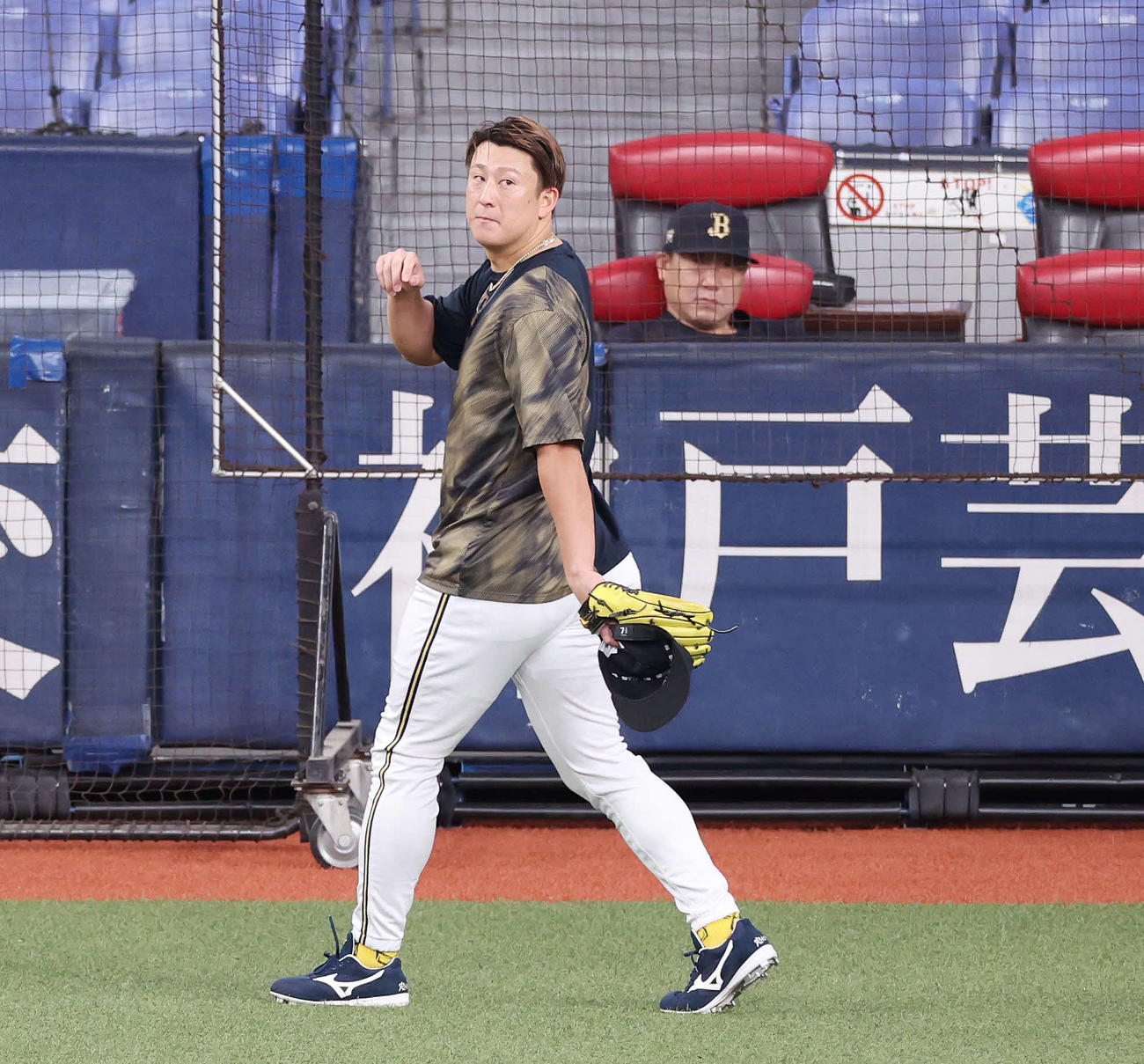 オリックス対阪神　試合前、オリックス中嶋監督（後方）の前を通って練習に向かう杉本（撮影・宮地輝）