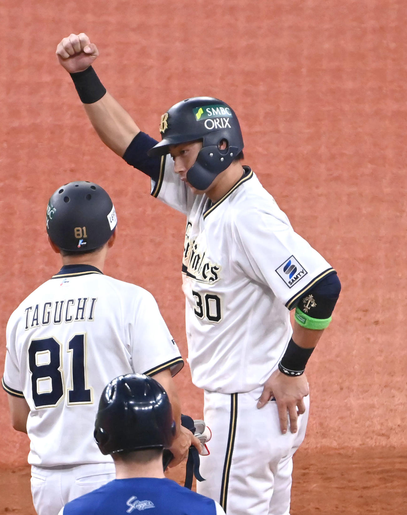 オリックス対阪神　4回裏オリックス2死一、三塁、左前適時打を放った広岡はガッツポーズをする（撮影・石井愛子）