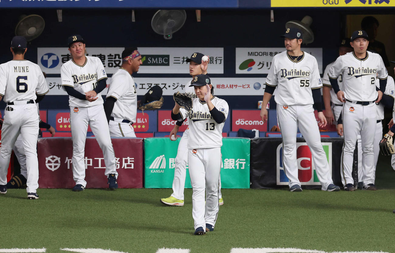 オリックス対阪神　1回表を無失点に抑え、グラブをたたくオリックス宮城（手前）（撮影・宮地輝）