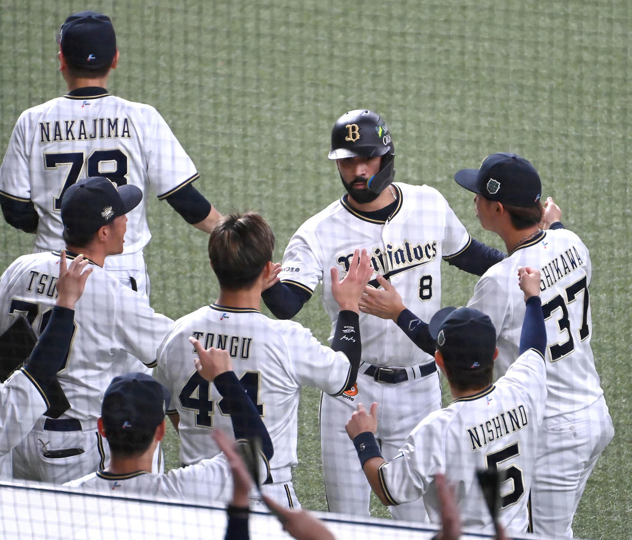 オリックス対阪神　7回裏が終わりナインに迎えられるゴンザレス（撮影・石井愛子）