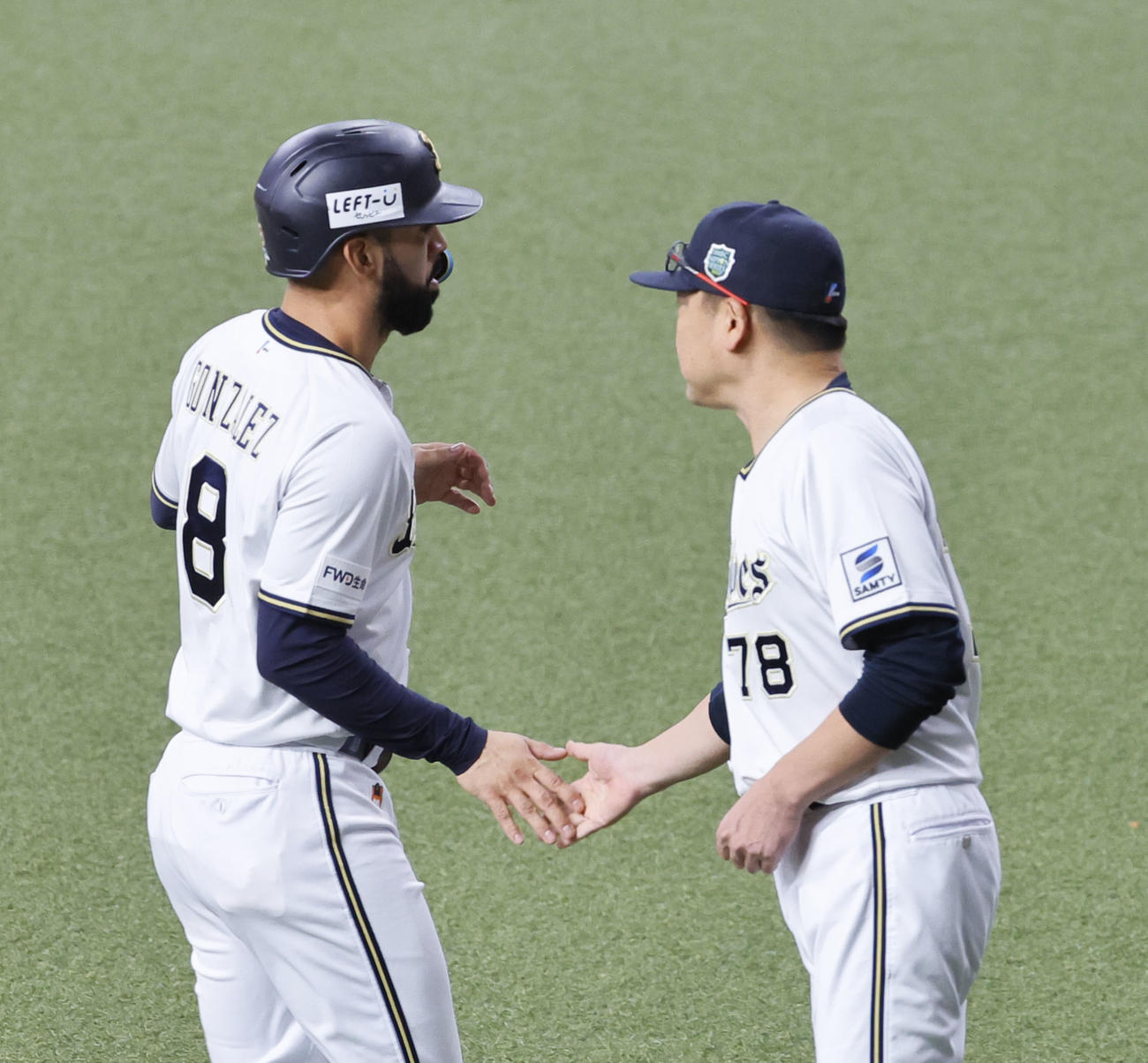 オリックス対阪神　7回裏オリックス2死満塁、走者一掃の二塁打を放ち中嶋監督（右）とタッチを交わす代打ゴンザレス（撮影・藤尾明華）