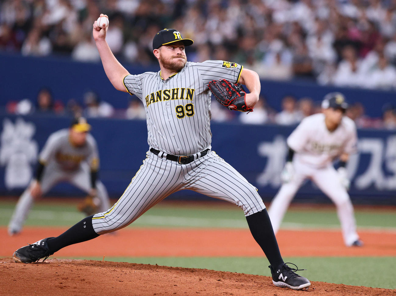 オリックス対阪神　4回裏オリックス2死一、二塁、西勇に代わり、ビーズリーが登板する（撮影・上山淳一）