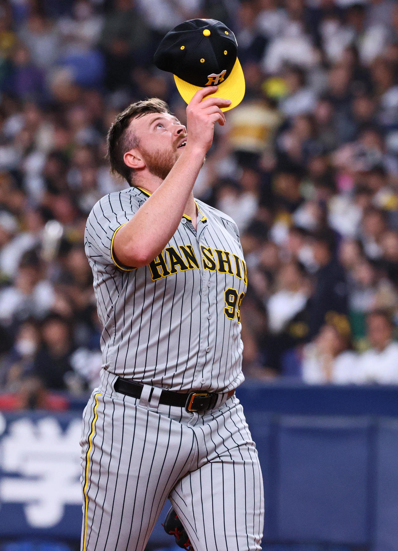 オリックス対阪神　5回裏終了後、ベンチに引き揚げる阪神ビーズリー（撮影・上山淳一）