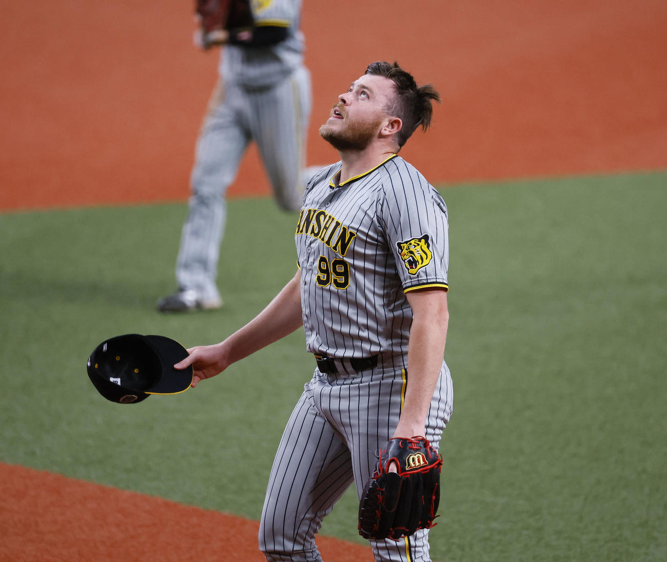 オリックス対阪神　6回を終え、祈りを捧げる阪神ビーズリー（撮影・藤尾明華）