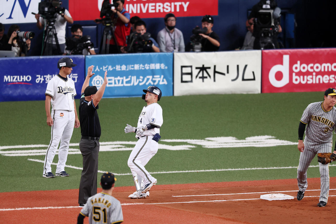 オリックス対阪神　1回裏オリックス1死一塁、森はファウルを打つ。一塁手は大山（撮影・加藤哉）