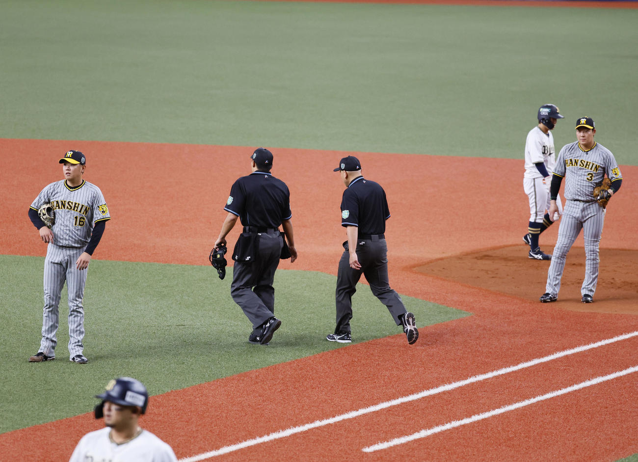 オリックス対阪神　1回裏オリックス1死一塁、森の打球がファウルの判定になり、呆然とする阪神西勇（左端）大山（右端）（撮影・藤尾明華）