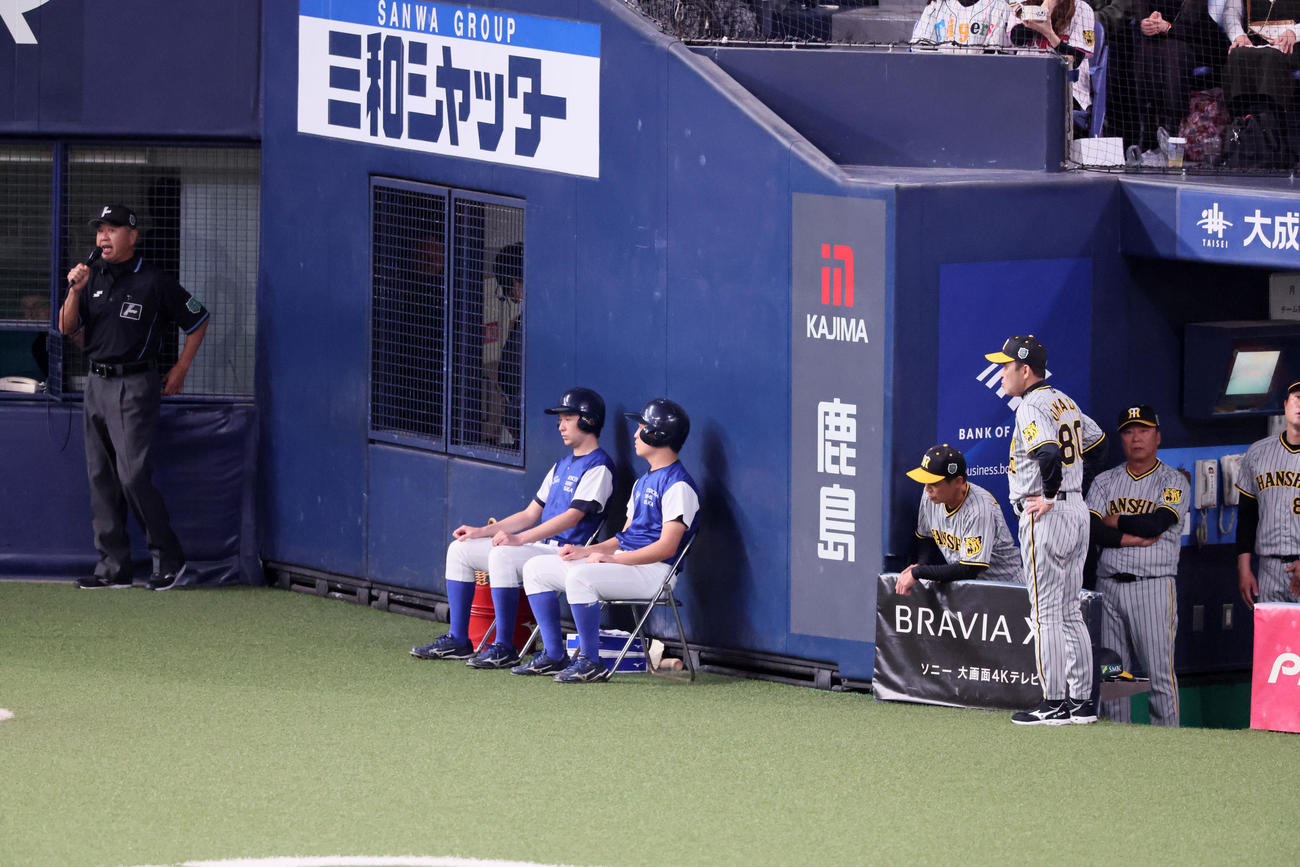 オリックス対阪神　1回裏オリックス1死一塁、森のファウル判定で嶋田責任審判（左）の説明を聞く岡田監督（撮影・加藤哉）