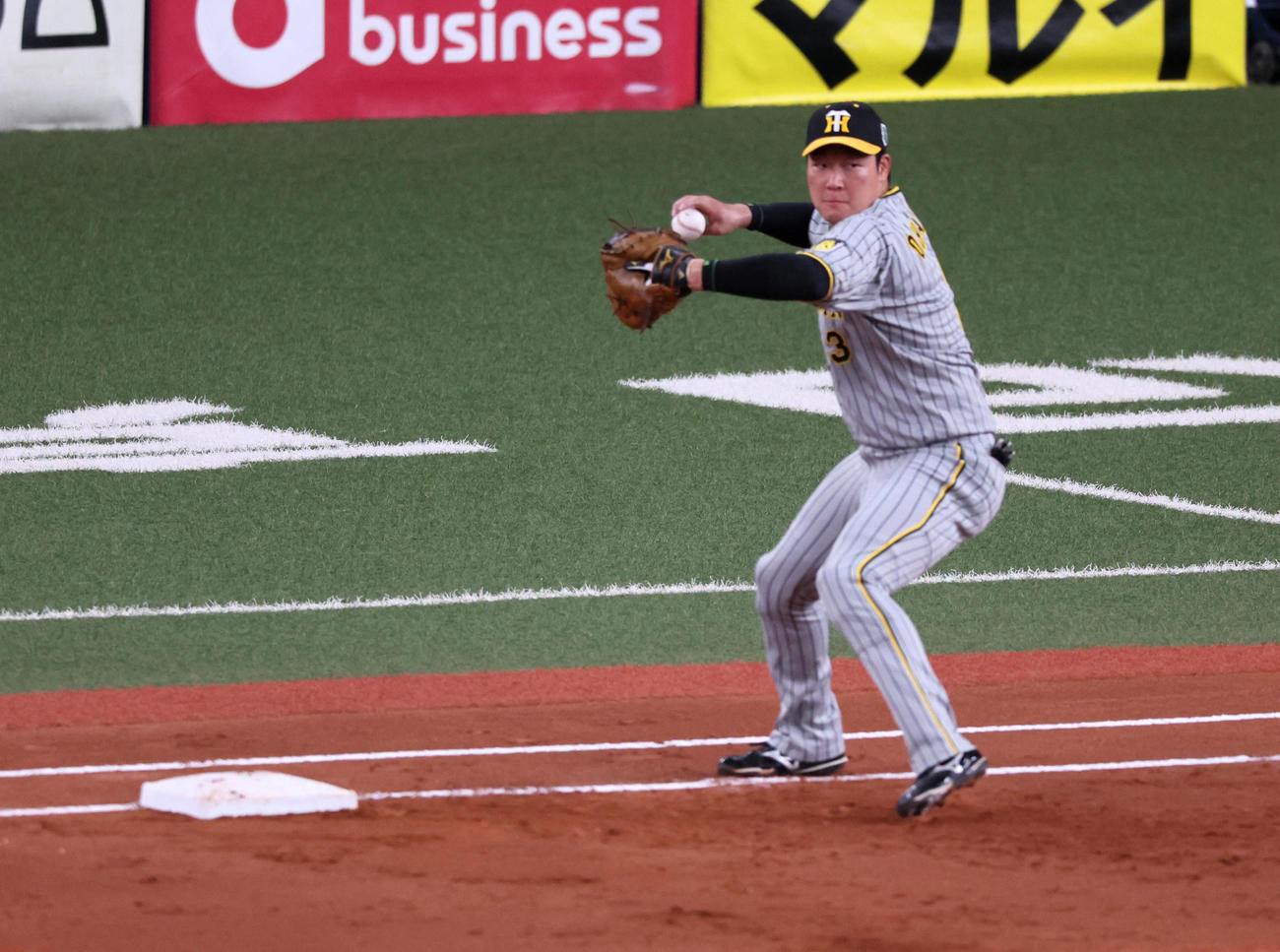 オリックス対阪神　1回裏オリックス1死一塁、大山は森の打球を捕球（撮影・加藤哉）