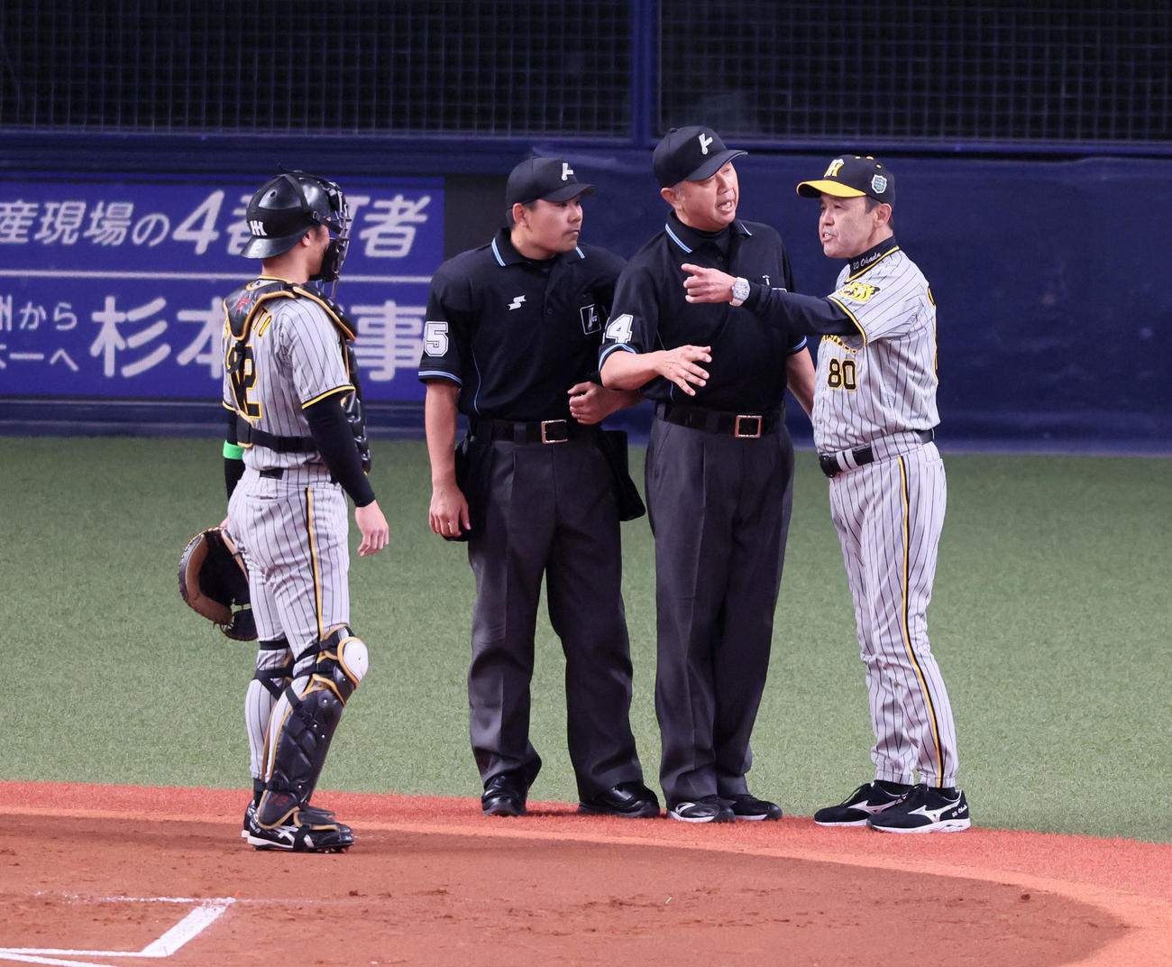 オリックス対阪神　1回裏オリックス1死一塁、岡田監督は森の打球判定に抗議する（撮影・加藤哉）