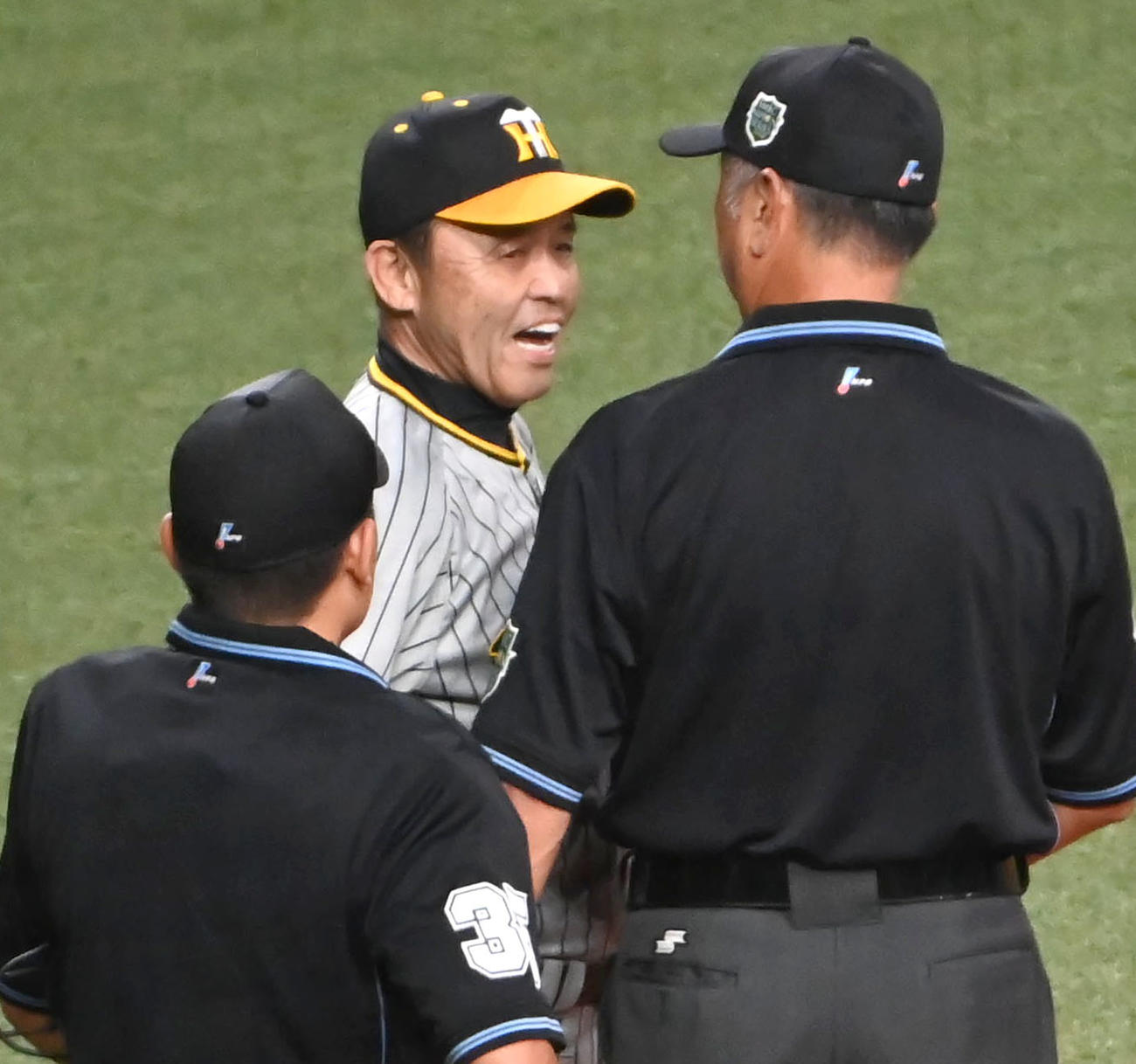 オリックス対阪神　1回裏オリックス1死一塁、審判に抗議する岡田監督（左）（撮影・石井愛子）