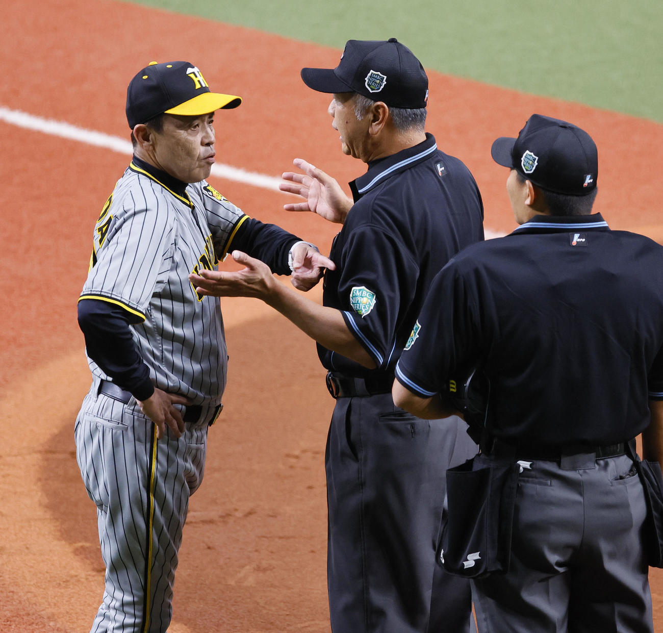 オリックス対阪神　1回裏オリックス1死一塁、森の打球を巡って審判に抗議する阪神岡田監督（撮影・藤尾明華）