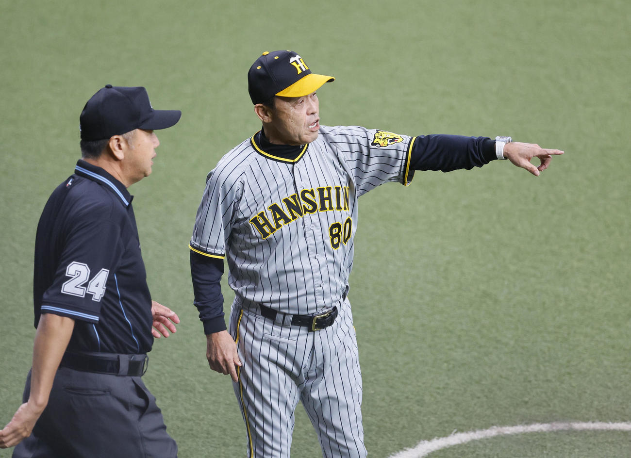 オリックス対阪神　1回裏オリックス1死一塁、森の打球を巡って審判に抗議する阪神岡田監督（撮影・藤尾明華）