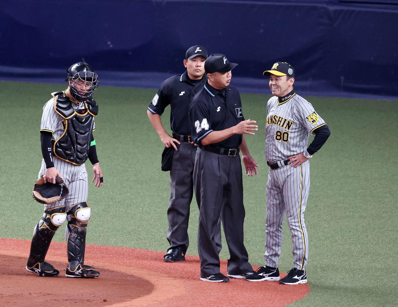 オリックス対阪神　1回裏オリックス1死一塁、森の打球がファウルとなり、審判の説明に苦笑いの岡田監督（右）（撮影・宮地輝）