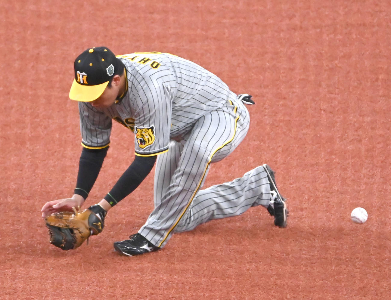 オリックス対阪神　8回裏オリックス1死二、三塁、小田の打球を後逸する大山（撮影・石井愛子）