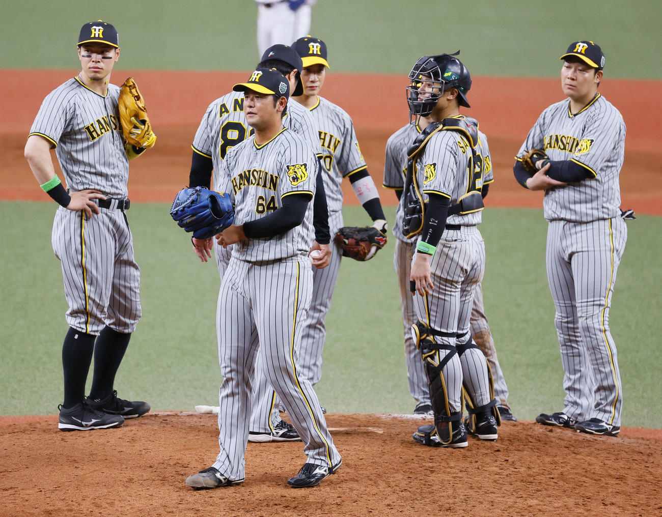 オリックス対阪神　7回裏オリックス2死満塁、降板する阪神岡留（撮影・藤尾明華）