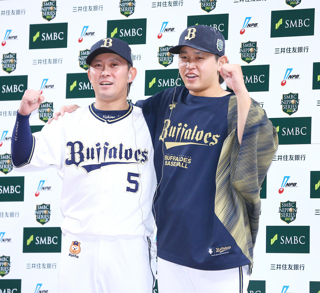オリックス対阪神　ヒーローインタビューを終えたオリックス西野（左）と宮城はお立ち台で記念撮影する（撮影・上山淳一）