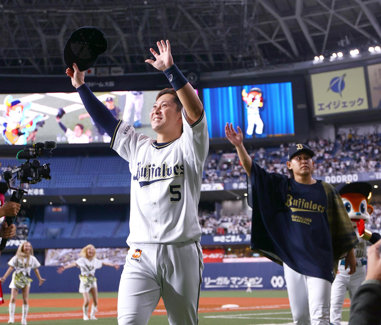 オリックス対阪神　オリックス西野（手前）と宮城はファンの歓声に手を振って応える（撮影・上山淳一）