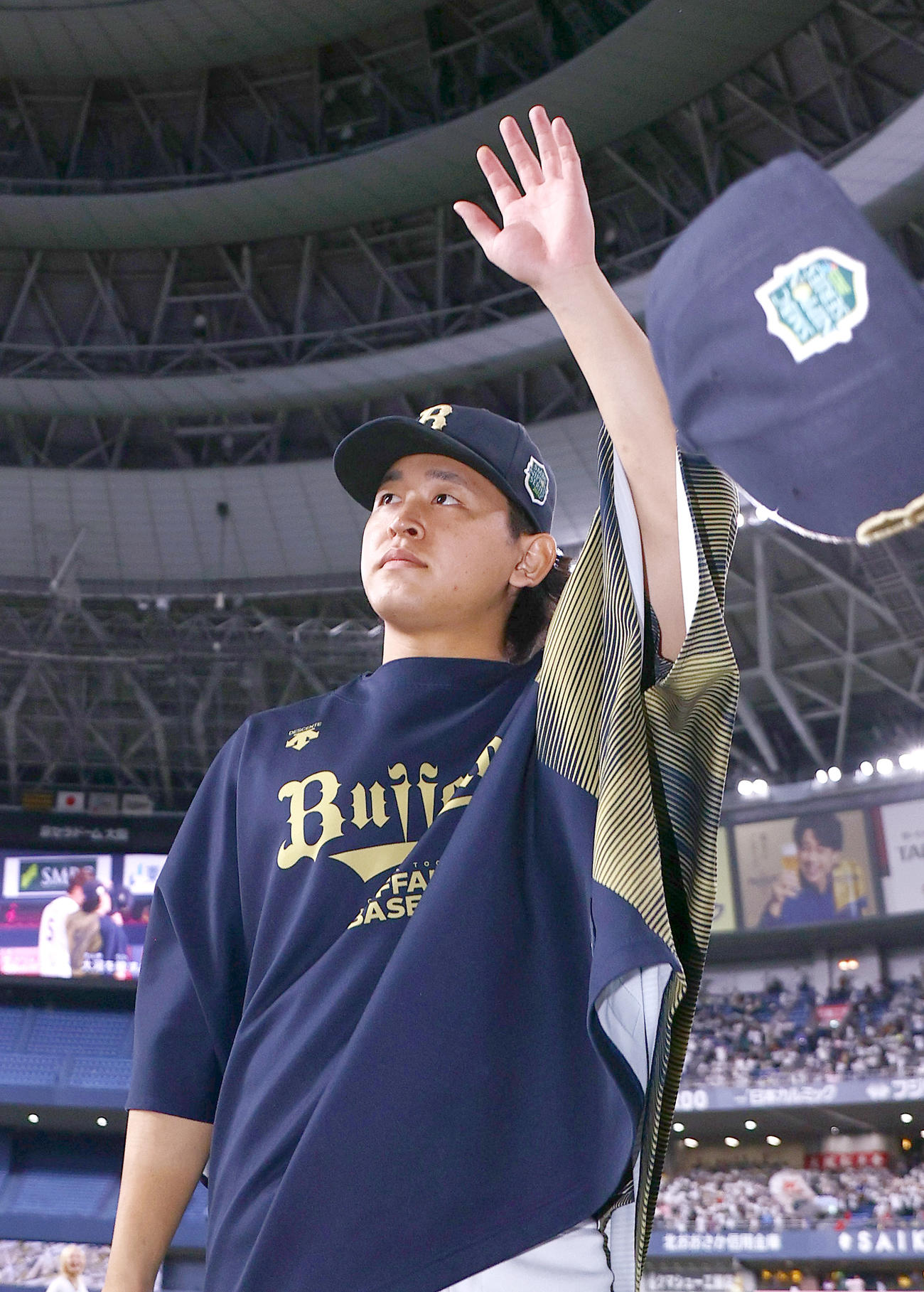 オリックス対阪神　オリックス宮城はファンの歓声に手を振って応える（撮影・上山淳一）
