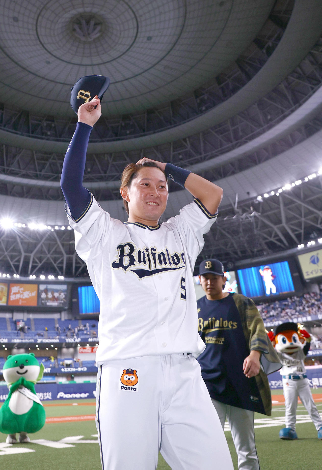 オリックス対阪神　オリックス西野（手前）とオリックス宮城はファンの歓声に手を振って応える（撮影・上山淳一）