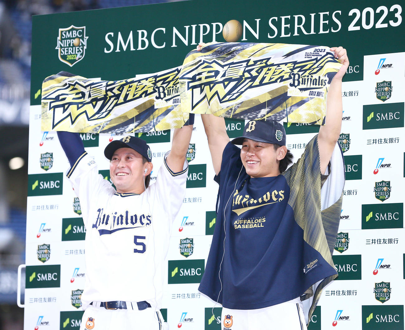 オリックス対阪神　ヒーローインタビューを終えたオリックス西野（左）と宮城はお立ち台で記念撮影する（撮影・上山淳一）