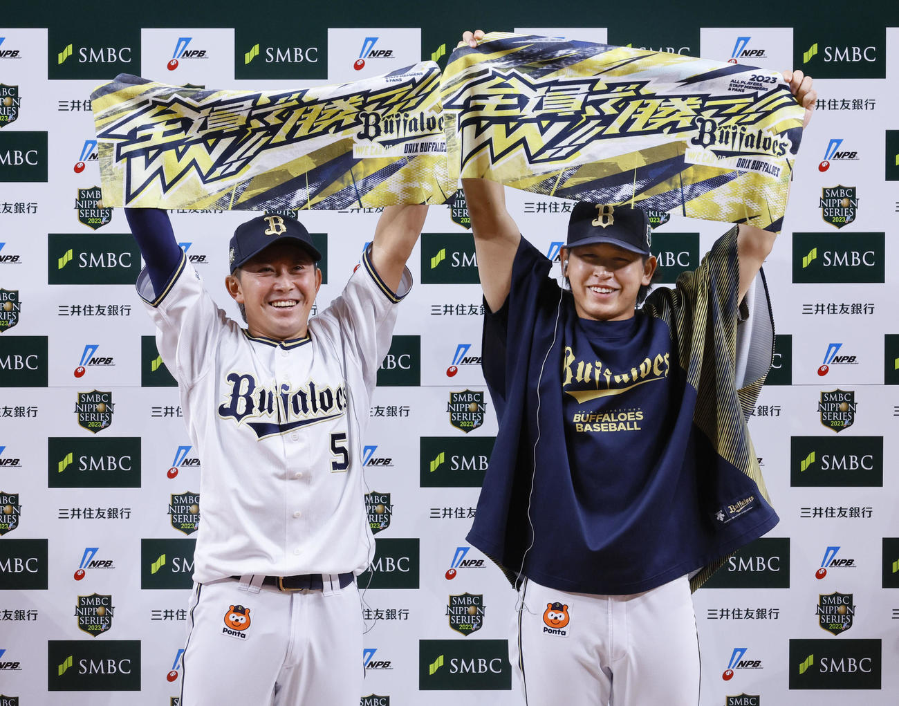 オリックス対阪神　ヒーローインタビューを終え笑顔を見せるオリックス西野（左）と宮城（撮影・藤尾明華）