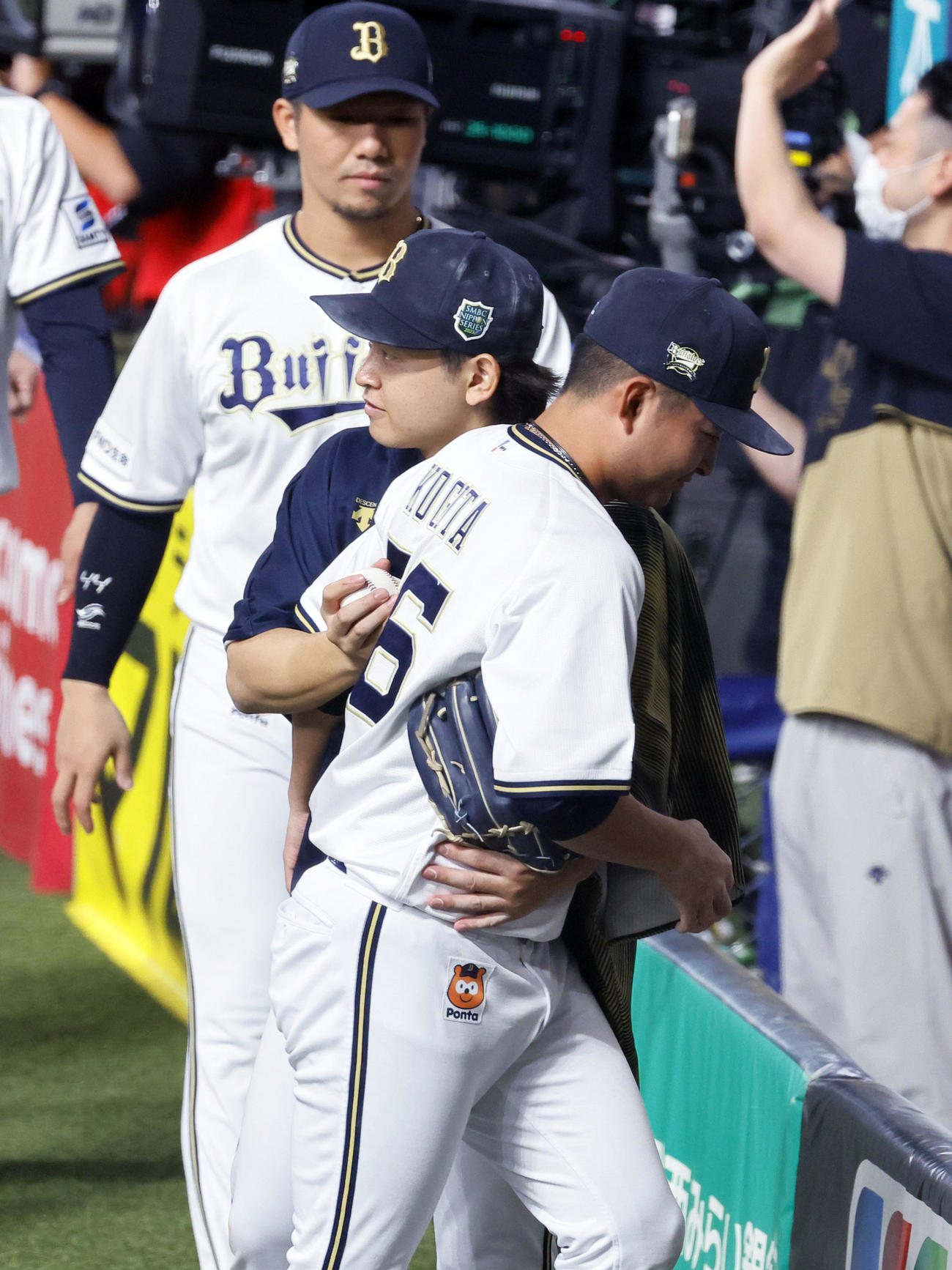 オリックス対阪神　オリックス対阪神　阪神に勝利し、小木田（手前）からウイニングボールを受け取り抱き合うオリックス宮城（撮影・藤尾明華）