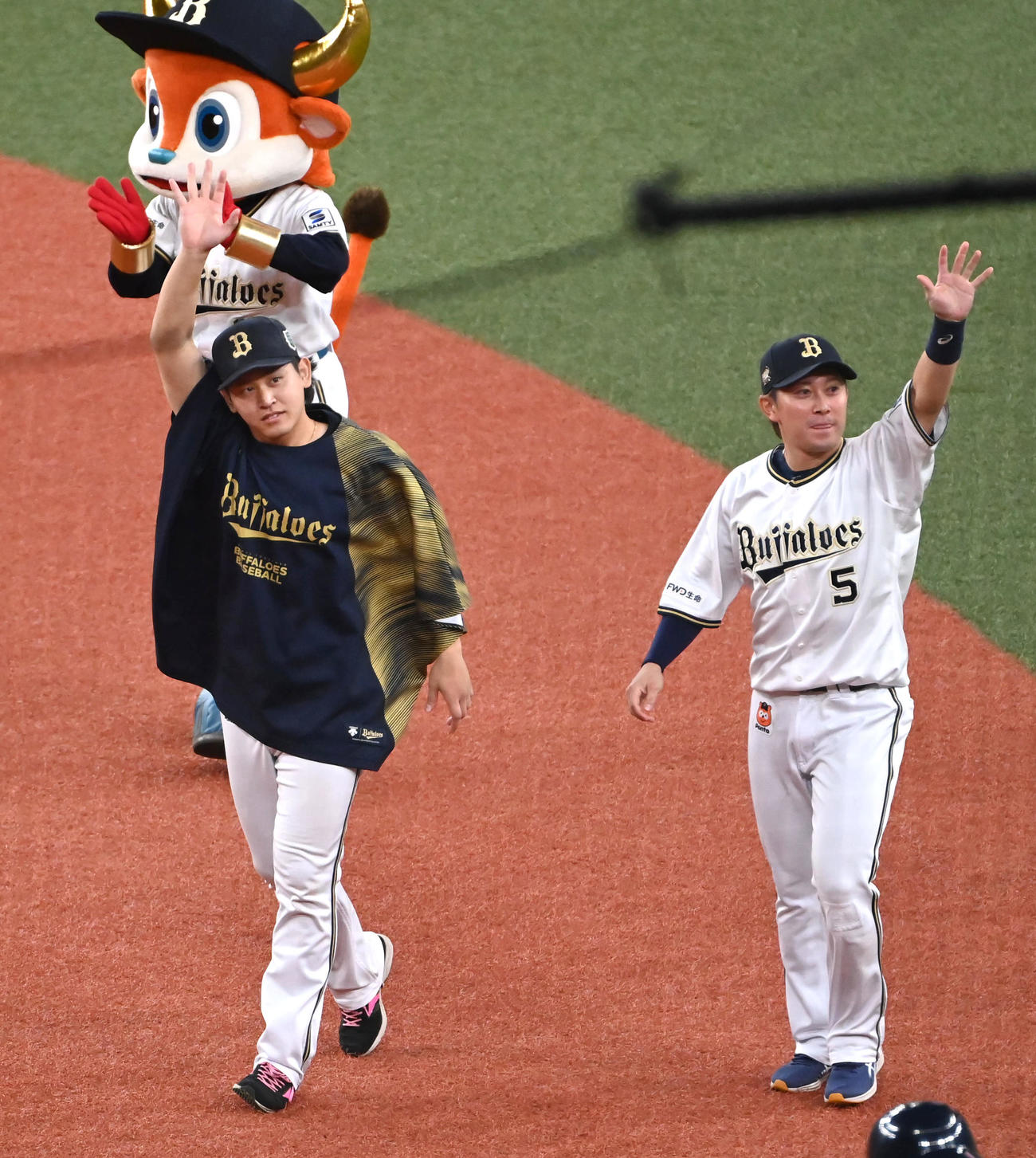 オリックス対阪神　ファンに手を振る（左から）宮城、西野（撮影・石井愛子）