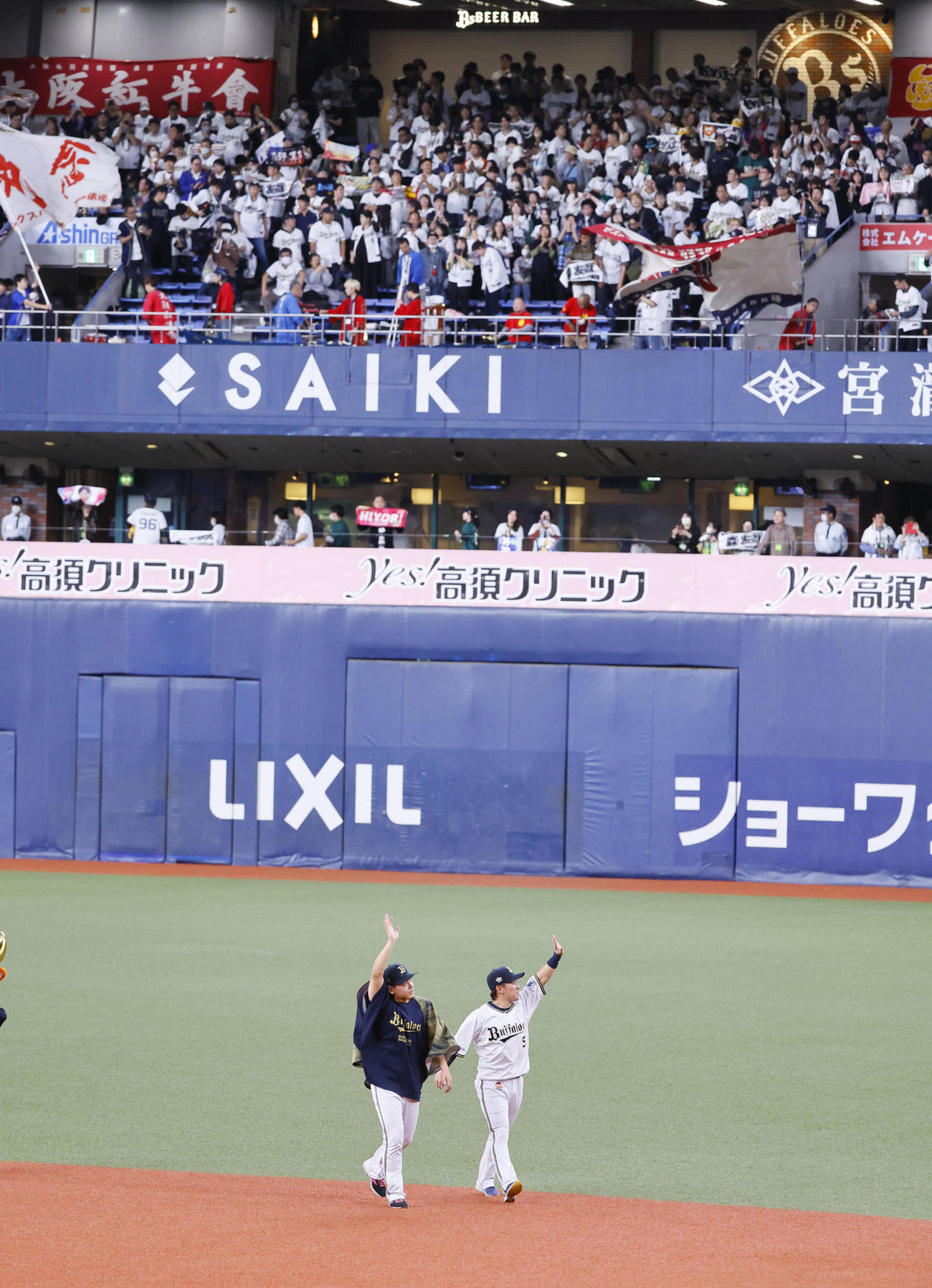 オリックス対阪神　ファンに手を振るオリックス西野（右）と宮城（撮影・藤尾明華）