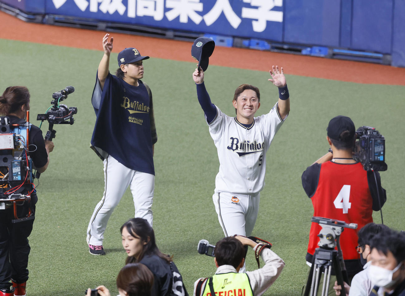 オリックス対阪神　ファンに手を振るオリックス西野（右）と宮城（撮影・藤尾明華）