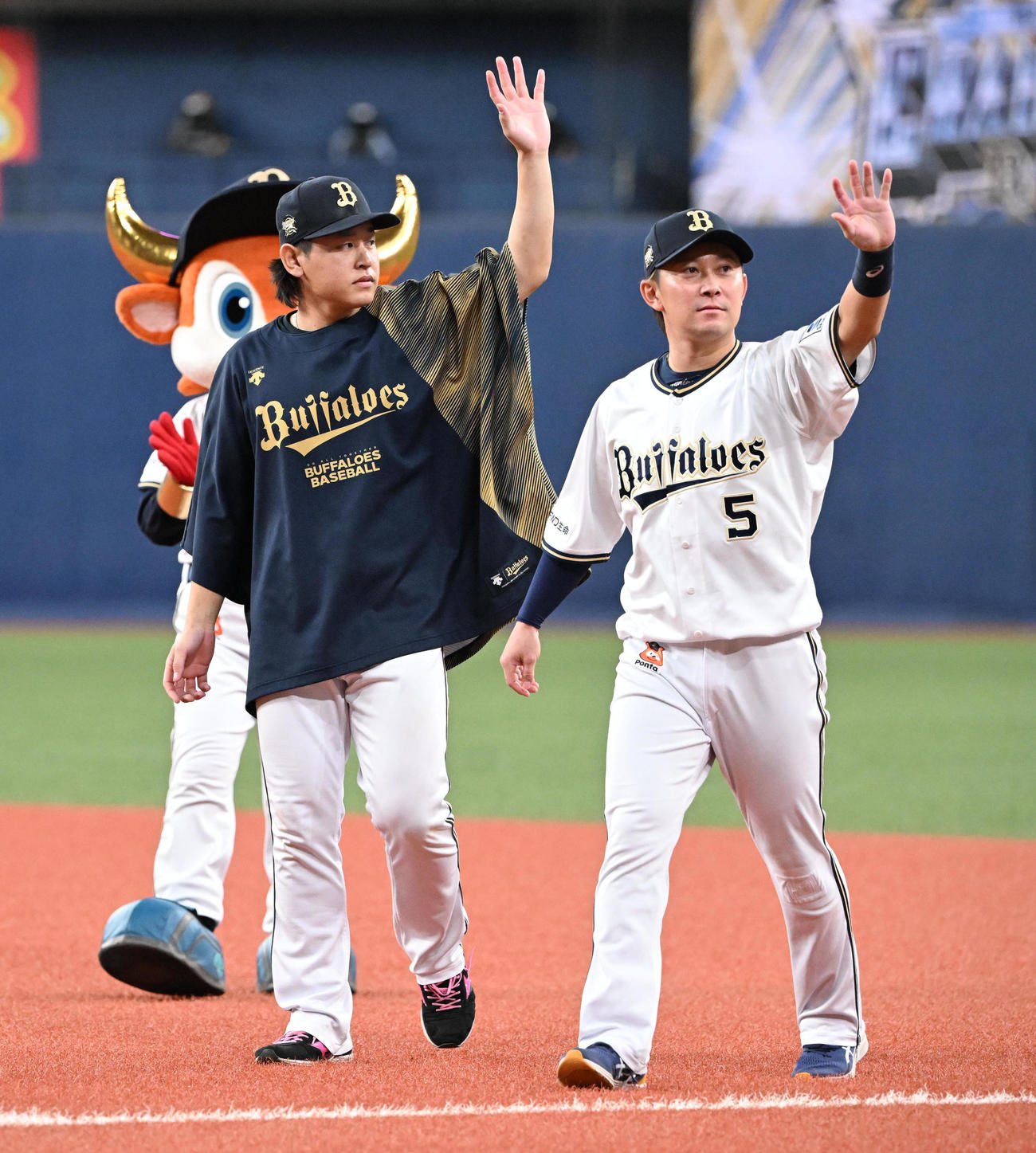 オリックス対阪神　ヒーローインタビュー後、ファンに手を振って声援に応えるオリックス宮城（左）と西野（撮影・和賀正仁）