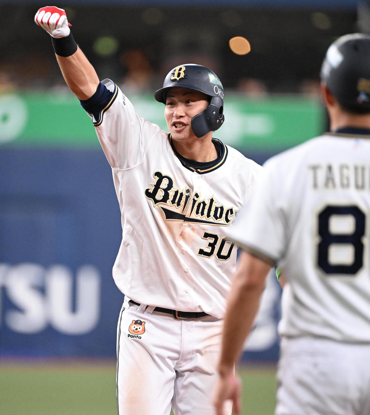 オリックス対阪神　4回裏オリックス2死一、三塁、左前適時打を放った広岡はガッツポーズ（撮影・和賀正仁）