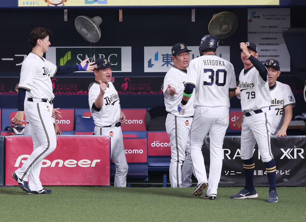 オリックス対阪神　3回裏オリックス2死二塁、西野が先制右適時三塁打を放ち、生還した広岡（中央右）をサムズアップして迎える中嶋監督（左から2人目）（撮影・宮地輝）
