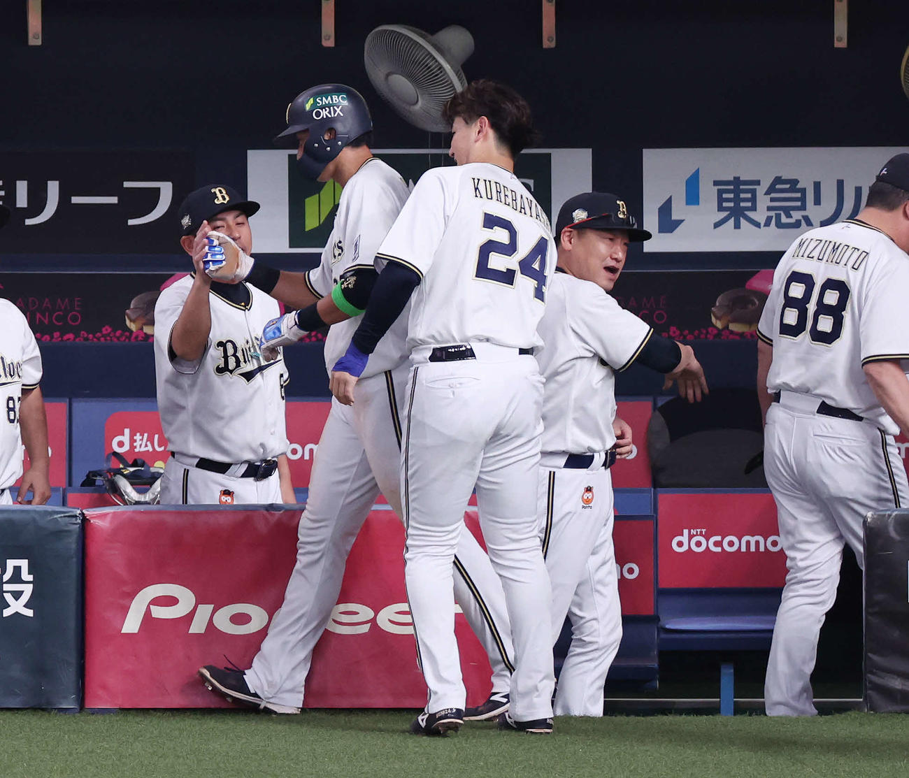 オリックス対阪神　3回裏オリックス2死二塁、西野が先制右適時三塁打を放ち、生還した広岡（左から2人目）とタッチを交わした中嶋監督（右）（撮影・宮地輝）