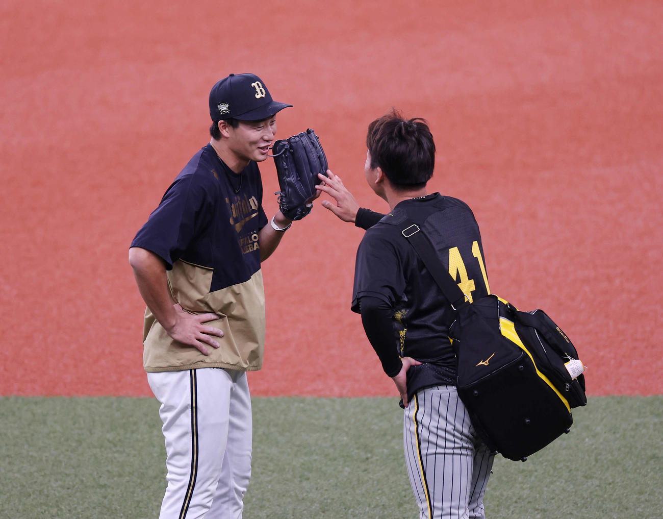 オリックス対阪神　試合前、阪神村上（右）と談笑するオリックス広岡（撮影・宮地輝）