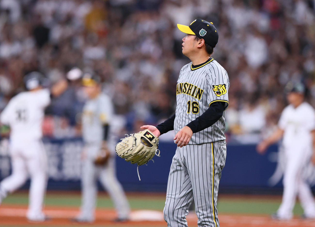 オリックス対阪神　4回裏オリックス2死一、三塁、西勇（手前）は広岡に左前適時打を打たれる（撮影・上山淳一）