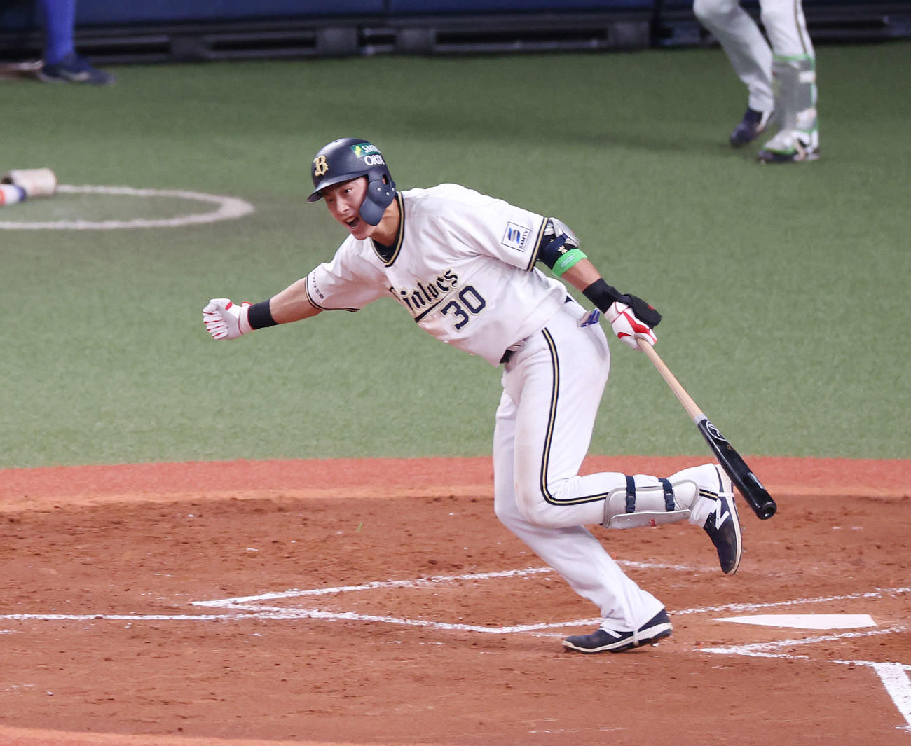 オリックス対阪神　4回裏オリックス2死一、三塁、左前適時打を放つ広岡（撮影・宮地輝）