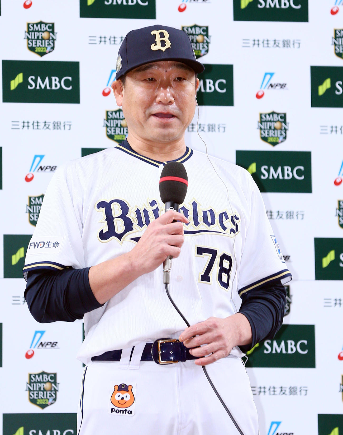 オリックス対阪神　オリックス中嶋監督は阪神に勝利し、笑顔でインタビューに答える（撮影・上山淳一）