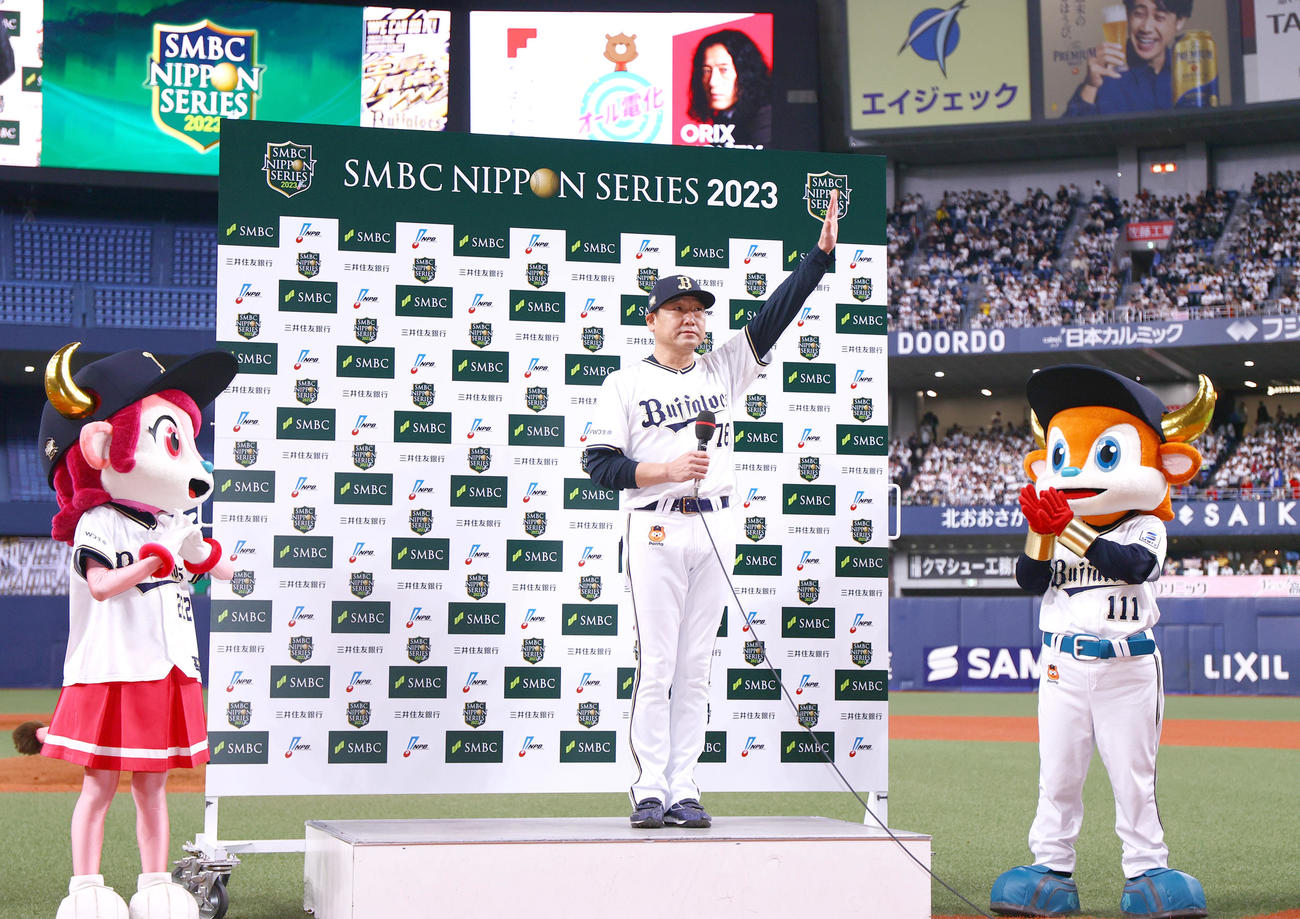 オリックス対阪神　オリックス中嶋監督は阪神に勝利し、ファンの声援に応える（撮影・上山淳一）