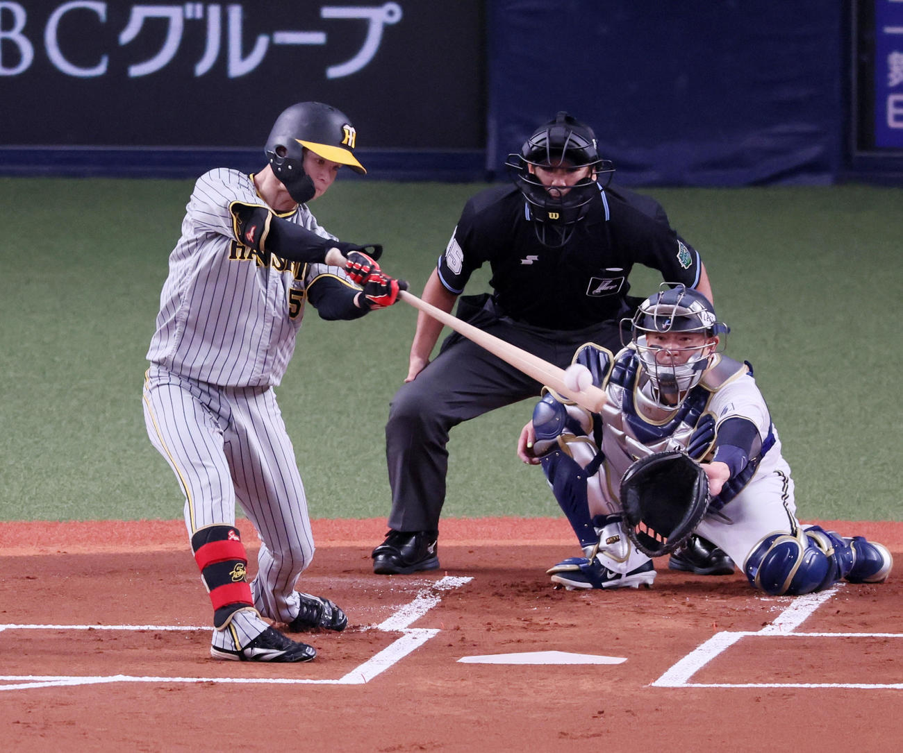 オリックス対阪神　1回表阪神1死、中野は中前打を放つ（撮影・加藤哉）