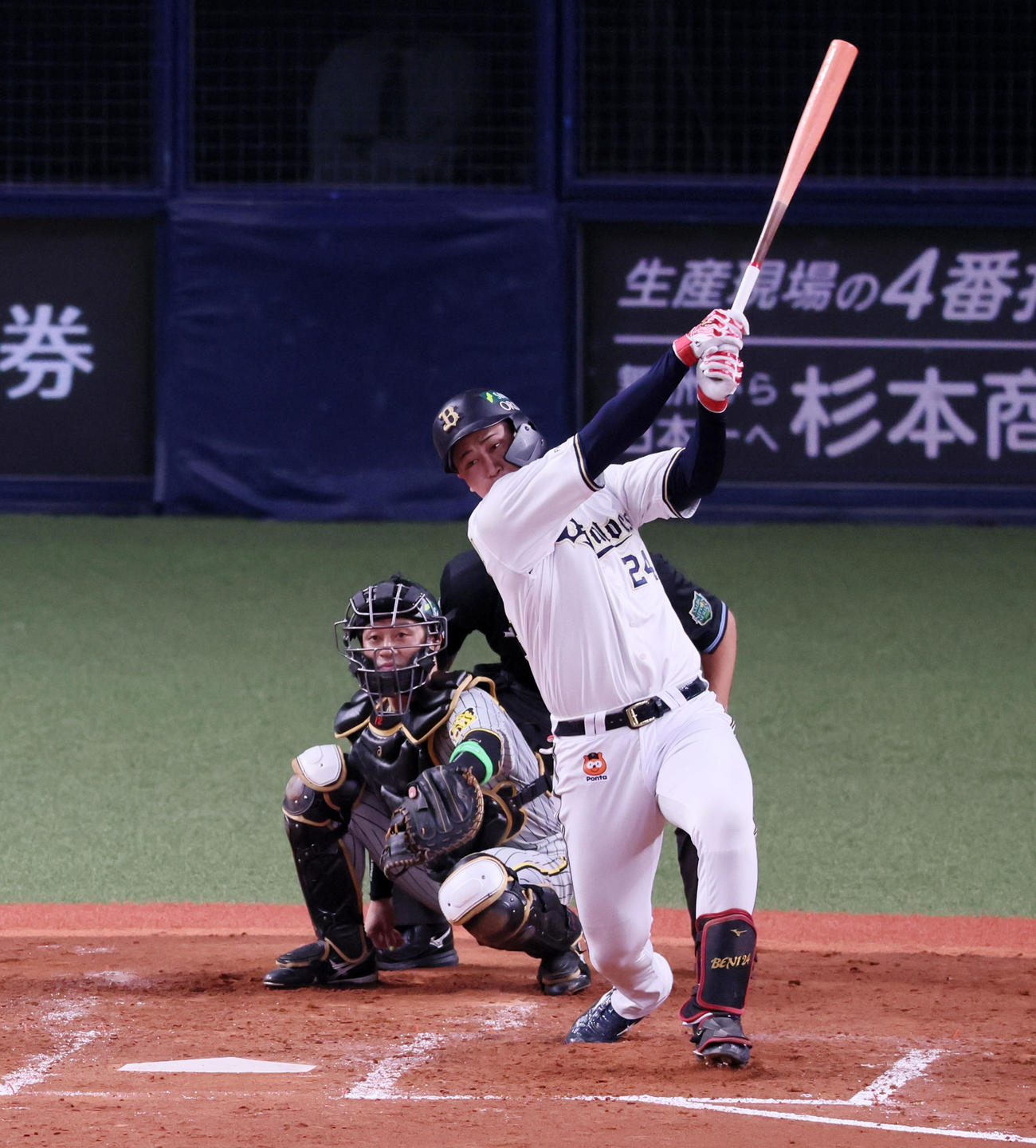 オリックス対阪神　4回裏オリックス2死一塁、紅林は右前打を放つ（撮影・加藤哉）