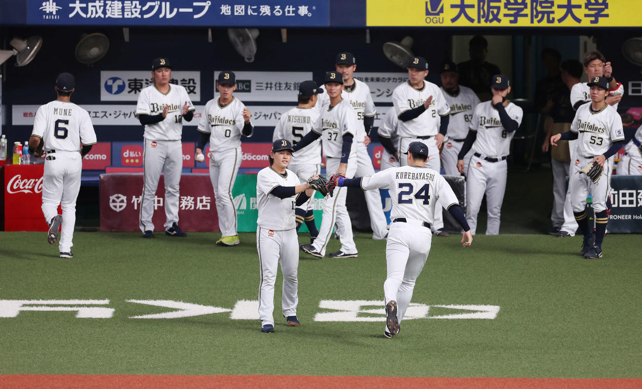 オリックス対阪神　4回表を無失点に抑え、オリックス紅林（手前右）とタッチする宮城（同左）（撮影・宮地輝）