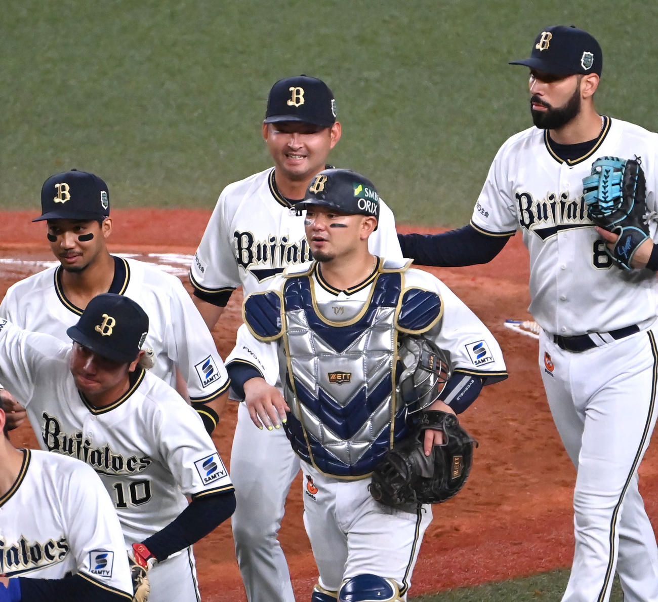 オリックス対阪神　阪神に勝利し喜ぶ小木田（左から3人目）（撮影・石井愛子）