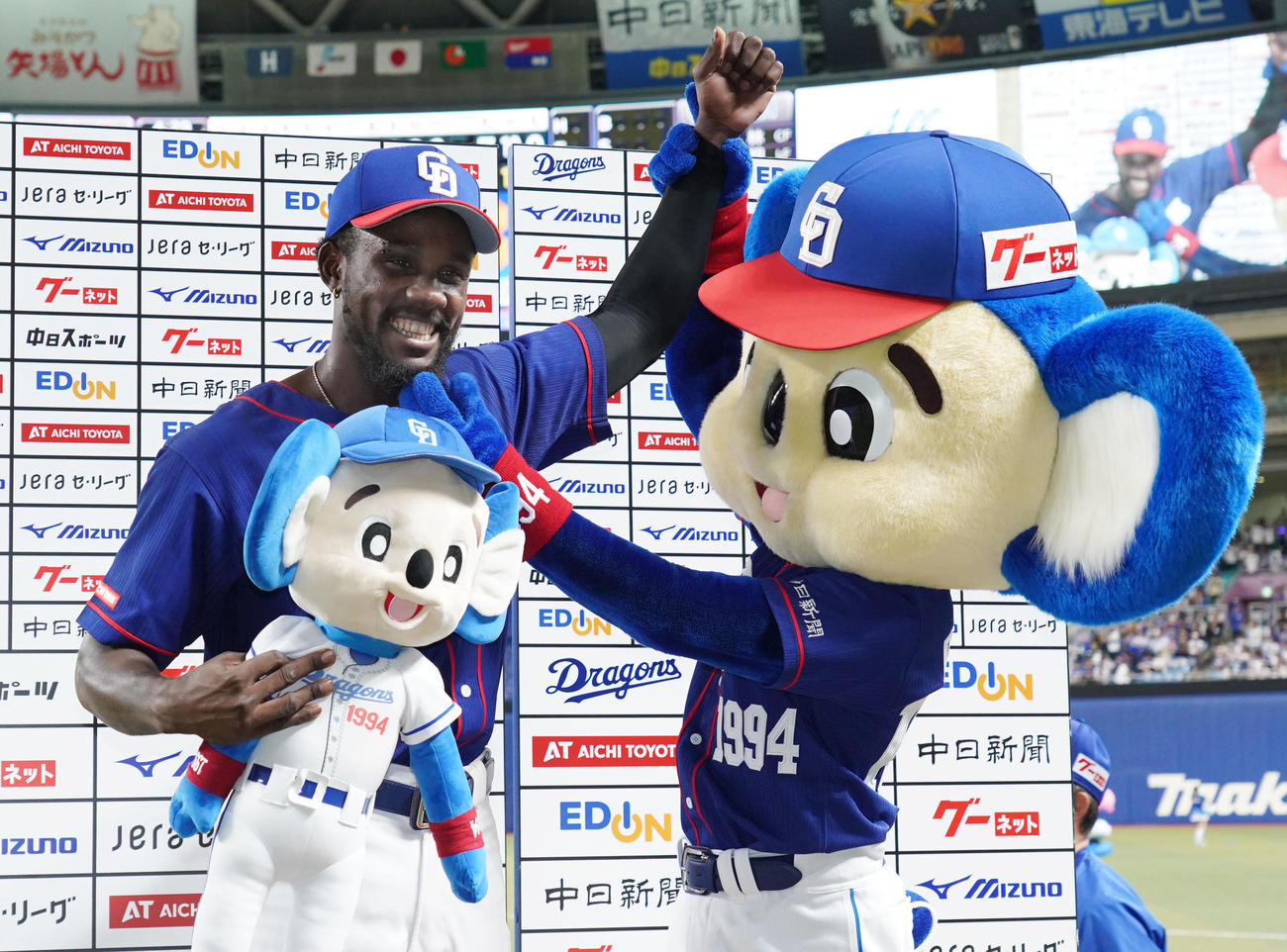 ヒーローインタビューを終えドアラから祝福されるカリステ（左）（2023年9月撮影）