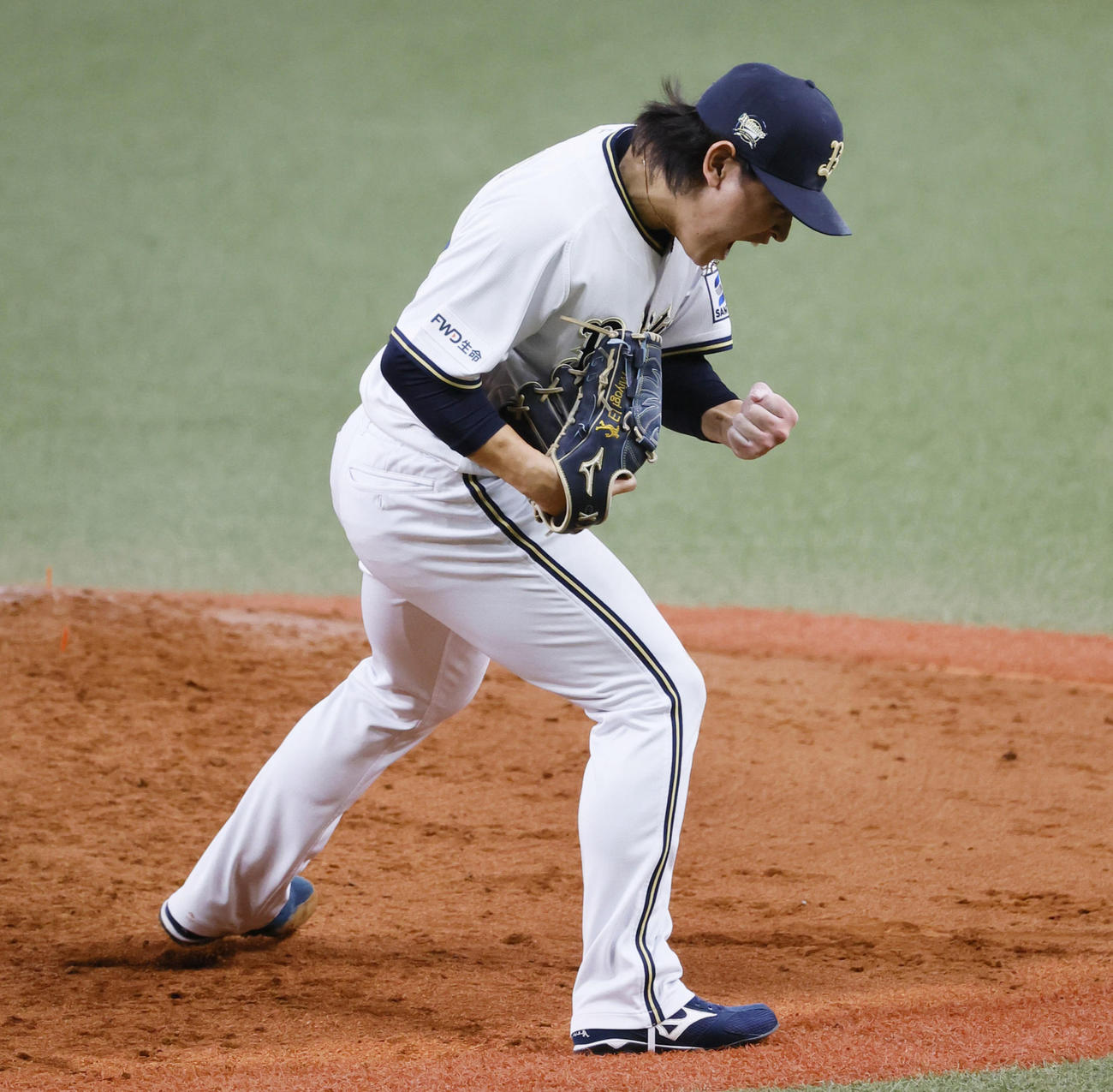 オリックス対阪神　4回表阪神2死一、二塁、ノイジーを三振に仕留めガッツポーズをするオリックス宮城（撮影・藤尾明華）