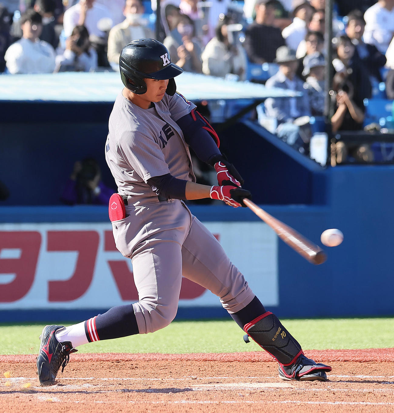慶大対早大　3回表慶大無死一塁、広瀬は左越え2点本塁打を放つ（撮影・足立雅史）